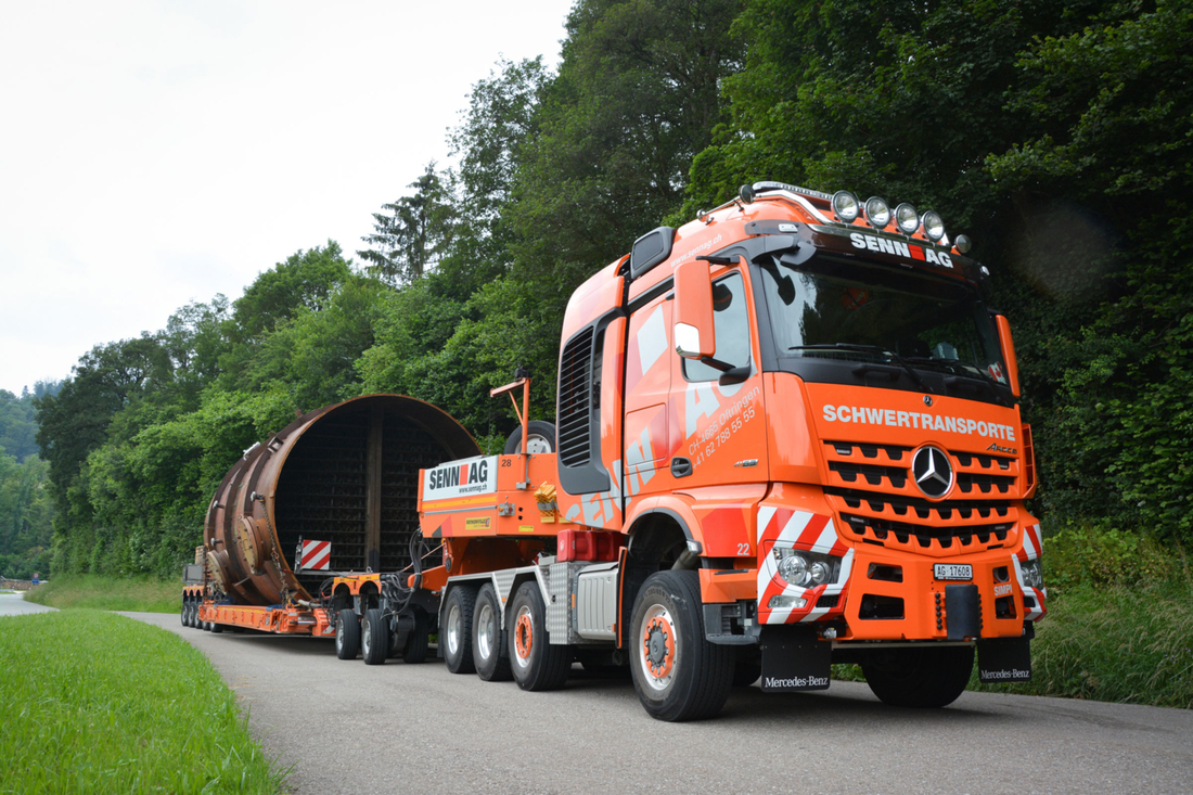 Schwertransport im nächtlichen Konvoi